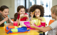 school kids eating lunch